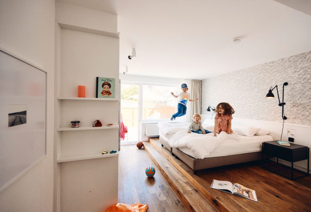Kinder hüpfen auf dem Bett in den Haus am Meer Ferienwohnungen